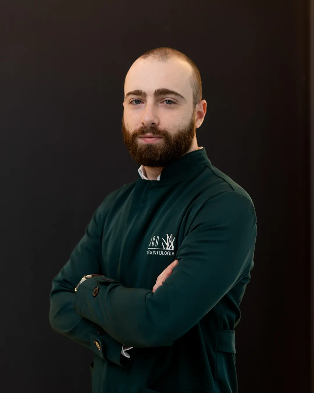 Formado em Odontologia pela Universidade Positivo em 2018, o Dr. Carlos é especialista em Prótese Dentária pela ABO (2020) e atualmente é mestrando em Prótese Dentária pela PUC-PR. Possui diversos cursos de aperfeiçoamento em resina direta e indireta posterior, facetas e laminados cerâmicos, imersão em resina composta anterior, além de facetas diretas e indiretas em resina composta, sempre com foco em aprimorar técnicas modernas e resultados estéticos de excelência. Sua atuação é voltada principalmente para a reabilitação oral e estética dentária, oferecendo soluções personalizadas que aliam função, saúde e harmonia do sorriso. Além da prática clínica, é professor externo do curso de especialização em Prótese Dentária da PUC-PR, contribuindo com a formação de novos especialistas. Vindo de uma família de dentistas, o Dr. Carlos traz na sua trajetória a tradição aliada à inovação, mantendo o compromisso com a qualidade e o cuidado integral de seus pacientes.