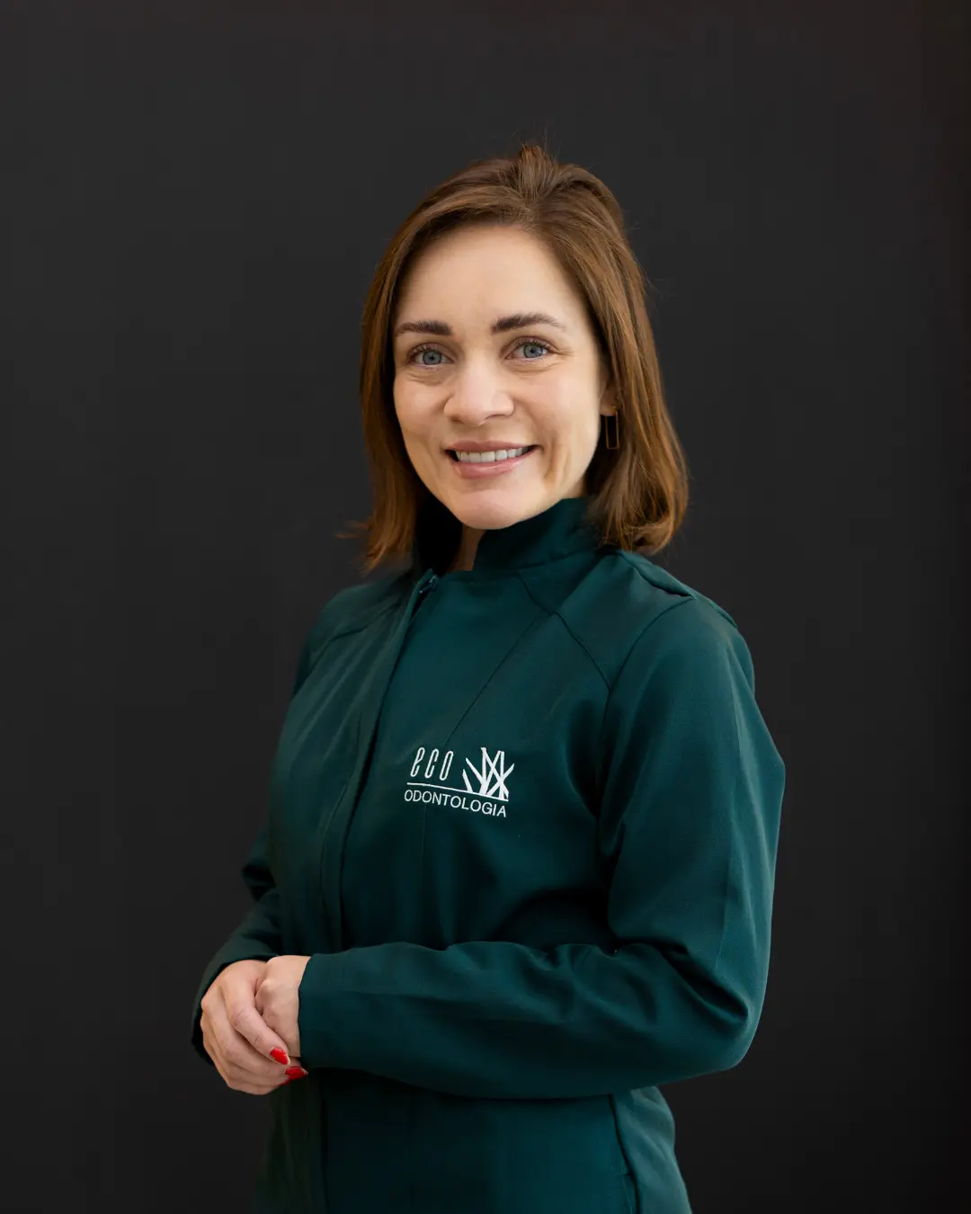 Graduada em Odontologia pela PUC-PR em 2012 e especialista em Endodontia pela ABO-PR desde 2014, a Dra. Bruna dedica sua carreira ao cuidado e preservação da saúde bucal, com foco especial nos tratamentos endodônticos. Com mais de uma década de experiência clínica, alia conhecimento técnico a uma prática humanizada, sempre priorizando o bem-estar do paciente. Ao longo da sua trajetória, participou de inúmeros congressos e atualizações científicas, o que garante tratamentos modernos, eficazes e cada vez mais confortáveis. Na sua rotina, utiliza a instrumentação mecanizada em todos os casos, recurso que possibilita maior precisão, segurança e agilidade. Além disso, consegue finalizar a grande maioria dos tratamentos em sessão única, proporcionando praticidade e menor desconforto ao paciente. Comprometida em oferecer o melhor da Endodontia, a Dra. Bruna une tecnologia, experiência e sensibilidade para transformar um procedimento muitas vezes temido em uma experiência tranquila e resolutiva, devolvendo saúde e qualidade de vida a cada sorriso.