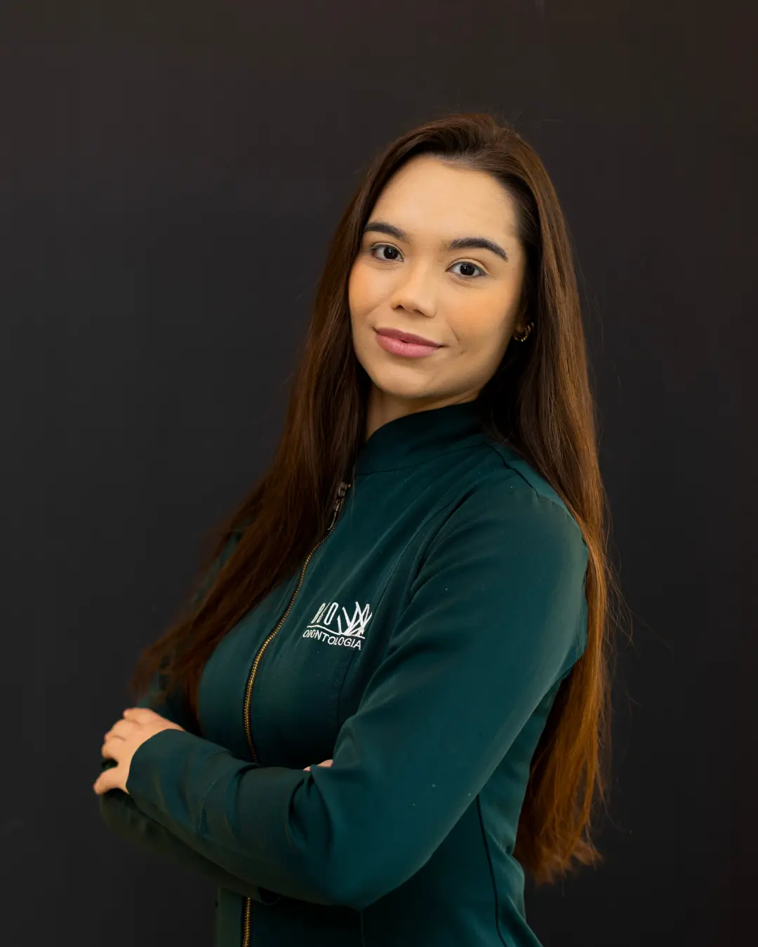 Formada pelo CESUPA – Centro Universitário do Estado do Pará, a Dra. Isabel possui ampla experiência clínica e acadêmica, com dedicação especial ao cuidado de crianças. É especialista em Odontopediatria pelo IOA, com capacitação em ortodontia preventiva e interceptativa, além de habilitação em laserterapia de alta e baixa potência e sedação com óxido nitroso, proporcionando tratamentos modernos, confortáveis e seguros para seus pacientes. Ao longo da sua carreira, atuou por 3 anos no SUS, levando atendimento odontológico de qualidade à população, e por 2 anos como preceptora universitária, compartilhando conhecimento e contribuindo para a formação de novos profissionais. Atualmente, alia sua experiência clínica no atendimento odontopediátrico, com um olhar humanizado, técnico e atualizado, sempre em busca do melhor cuidado para cada paciente.