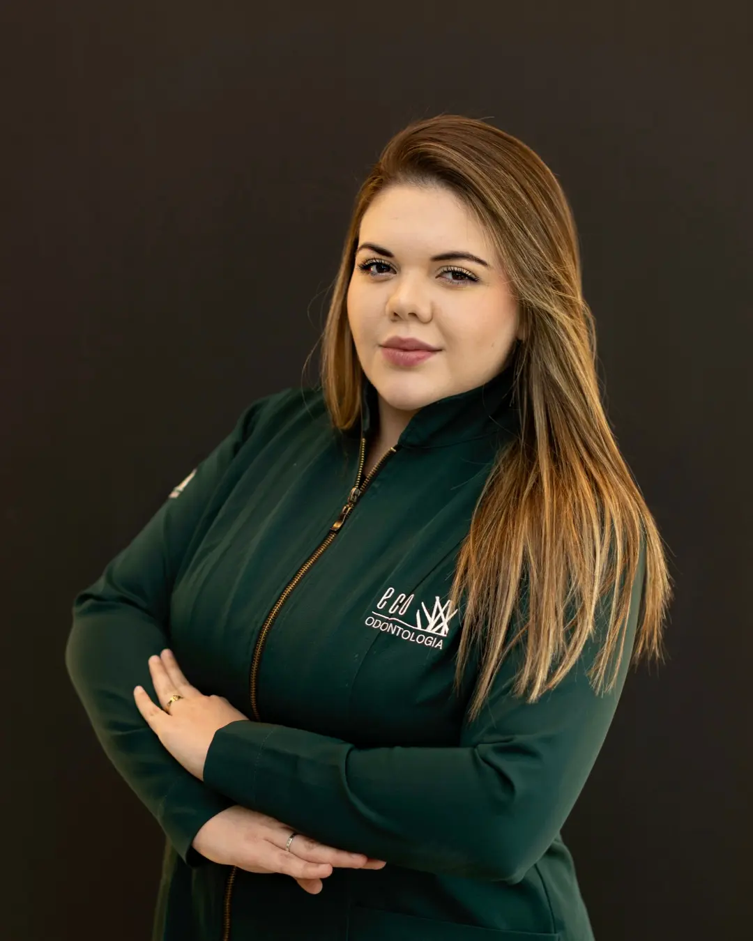Cirurgiã-Dentista Coordenadora da Eco Odontologia Formada pela UNIFIO, a Dra. Laura possui aperfeiçoamento em Dentística e ampla experiência no atendimento clínico geral, conduzindo os tratamentos iniciais da clínica e direcionando para os especialistas da equipe. Com experiência sólida em avaliação clínica, é a profissional responsável pelos planejamentos de casos na Eco Odontologia, garantindo que cada tratamento seja conduzido de forma personalizada e segura. Além disso, possui aperfeiçoamento em Dentística, o que assegura sua excelência como clínica geral, unindo estética, saúde e funcionalidade em cada atendimento. Na área de gestão, a Dra. Laura também se destaca por sua habilidade em liderança e gerenciamento de equipe. Essa formação, aliada à prática diária, faz dela uma coordenadora preparada para conduzir a Eco Odontologia como uma clínica de referência em Curitiba. Combinando expertise técnica, atualização constante e visão empreendedora, a Dra. Laura Veiga dedica-se a transformar sorrisos e oferecer uma experiência diferenciada aos pacientes, unindo acolhimento, tecnologia e bons resultados.
