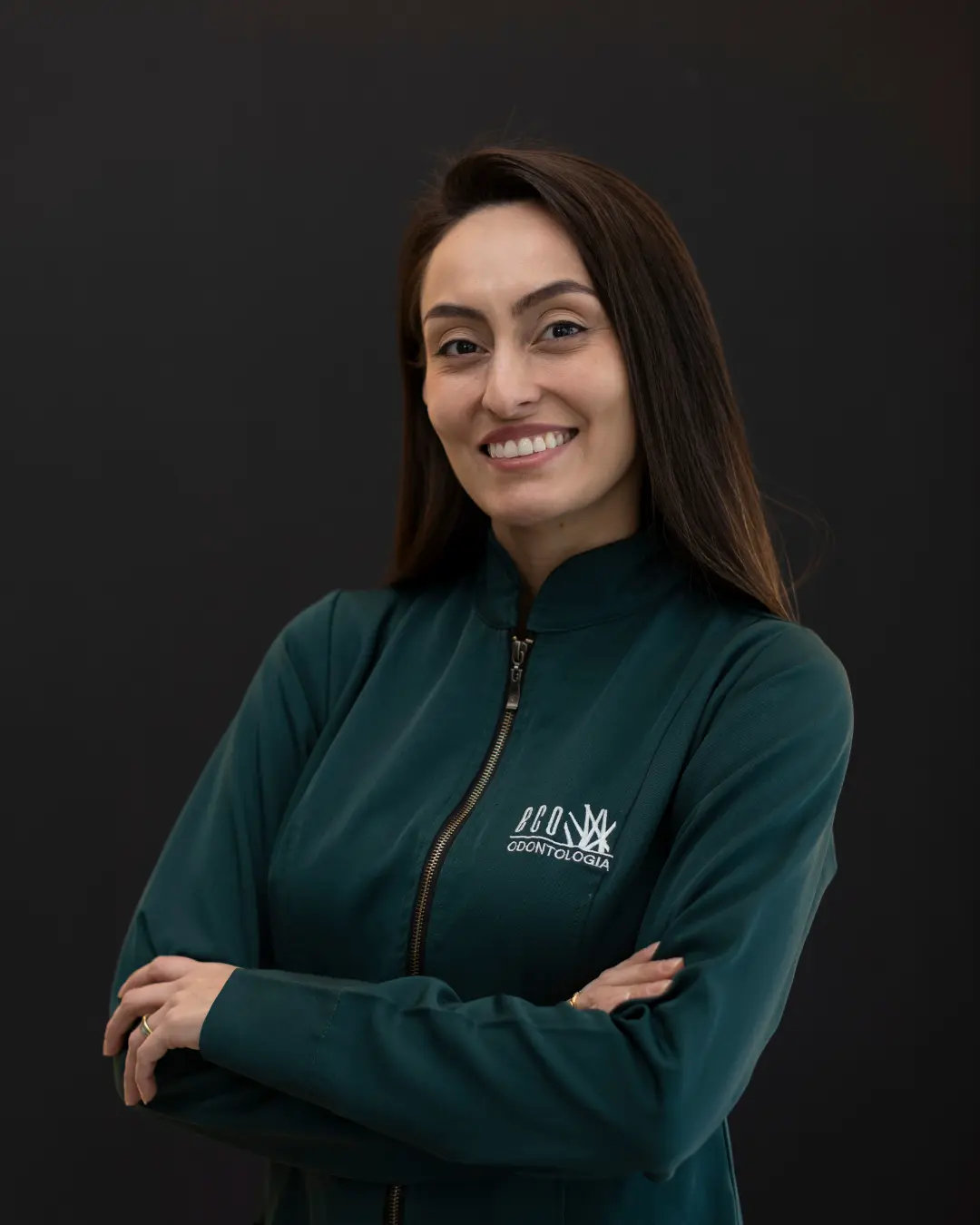 Formada em Odontologia em 2015, a Dra. Amanda construiu uma carreira sólida unindo prática clínica, docência e constante atualização. Possui Especialização em Implantodontia e é Mestre em Odontologia Clínica pela Universidade Positivo, além de diversas formações complementares nas áreas de cirurgia, periodontia e laserterapia. Atualmente, é Doutoranda em Estomatologia pela Pontifícia Universidade Católica do Paraná (PUCPR), com foco em pacientes soropositivos. Acumula experiência no atendimento em Implantodontia, Cirurgias Orais Menores, Cirurgia e Saúde Periodontal, Prevenção Odontológica e Laserterapia, com destaque para protocolos voltados a pacientes oncológicos. Realizou também habilitações específicas em venopunção para utilização de agregados plaquetários, além de cursos avançados de laser terapêutico e cirúrgico reconhecidos pela International Academy of Lasers in Dentistry (IALD). Realizou uma atualização para atendimento de gestantes e puérperas pela UNASUS/UFMA, Com uma trajetória marcada pela dedicação e inovação, a Dra. Amanda alia conhecimento científico e prática clínica para oferecer um cuidado completo, seguro e atualizado a cada paciente.