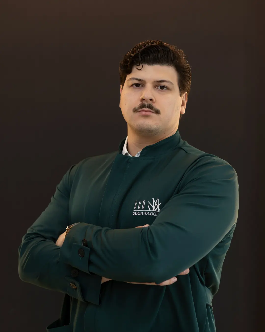 Dr. Lucas Henrique é formado em Odontologia pela Universidade Tuiuti do Paraná e especialista em Cirurgia e Traumatologia Bucomaxilofacial pela ABO-PR, instituição centenária. Construiu sólida experiência em reconstruções faciais e bucais durante sua residência no Hospital Universitário Evangélico Mackenzie, onde atuou em procedimentos de alta complexidade. Também é especialista em DTM & Dor Orofacial pela Universidade Tuiuti do Paraná, dedicando-se ao diagnóstico e tratamento de dores de face, cabeça, pescoço e da articulação temporomandibular (ATM). Além disso, realizou residência em Cirurgias Estéticas da Face, adquirindo domínio em técnicas que proporcionam rejuvenescimento natural e duradouro da face e pescoço. Na área acadêmica, o Dr. Lucas é docente da pós-graduação em Cirurgia e Traumatologia Bucomaxilofacial da Universidade Positivo, compartilhando conhecimento e formando novos profissionais. É ainda membro do Colégio Brasileiro de Cirurgia e Traumatologia Bucomaxilofacial e da Sociedade Brasileira de Cefaleia. Com uma abordagem humanizada e personalizada, busca sempre compreender as necessidades de cada paciente, oferecendo clareza em todas as etapas do tratamento. Mantém-se em constante atualização científica e tecnológica, garantindo o que há de mais avançado e seguro na odontologia e na cirurgia facial.