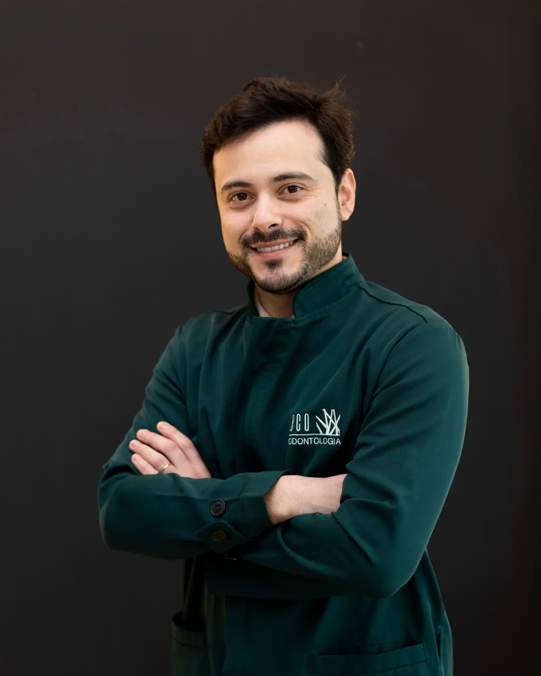 Formado em Odontologia pela Faculdade Herrero, em Curitiba, o Dr. Victor Costa atua como clínico geral, com foco em estética e reabilitação oral. Habilitado em estética dental com facetas em resina e porcelana, próteses dentárias e cirurgias estéticas gengivais, o Dr. Victor alia técnica, precisão e sensibilidade estética em cada tratamento. Com aprimoramento contínuo em restaurações estéticas e reabilitações com materiais de alta performance, busca sempre resultados naturais, funcionais e duradouros, respeitando a individualidade e o sorriso de cada paciente. Seu atendimento é marcado pela atenção aos detalhes e pelo compromisso em proporcionar experiências positivas, devolvendo não apenas sorrisos, mas também autoconfiança e bem-estar.