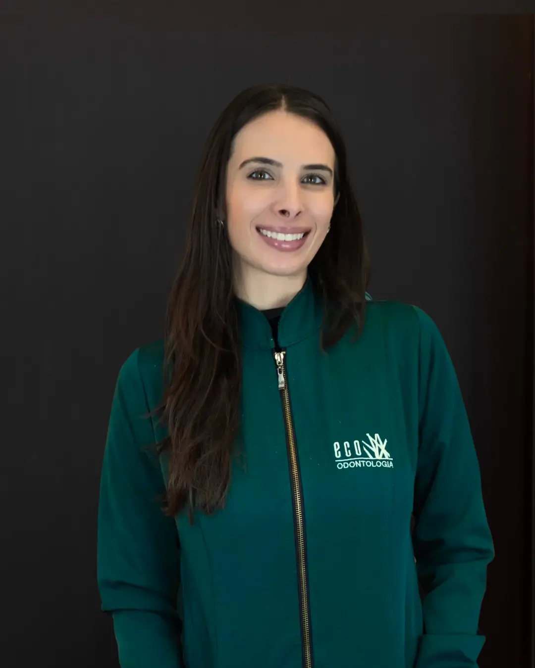 Formada em Odontologia pela Pontifícia Universidade Católica do Paraná (PUC-PR) em 2013, a Dra. Ana Luiza é especialista em Ortodontia e tem como marca a busca constante por atualização, sempre alinhada às técnicas mais modernas e eficazes dentro da Odontologia. Ao longo de sua trajetória, dedicou-se especialmente à ortodontia estética, unindo tecnologia, saúde e bem-estar. Atua com o Invisalign, o sistema de alinhadores transparentes mais avançado do mundo, e desde 2022 recebeu o título de Top Doctor Invisalign, reconhecimento concedido a profissionais que se destacam pelo número de casos tratados com excelência. Com propósito claro de restaurar saúde, função e estética, a Dra. Ana Luiza alia qualidade, responsabilidade e atenção individualizada, acreditando que um sorriso bem cuidado vai muito além da aparência: ele impacta diretamente na autoestima, na confiança e na forma como cada pessoa se relaciona com o mundo. A Dra. Ana Luiza é especialista em Ortodontia pela IOA, e tem como marca a busca constante por atualização, sempre alinhada às técnicas mais modernas e eficazes dentro da Odontologia.