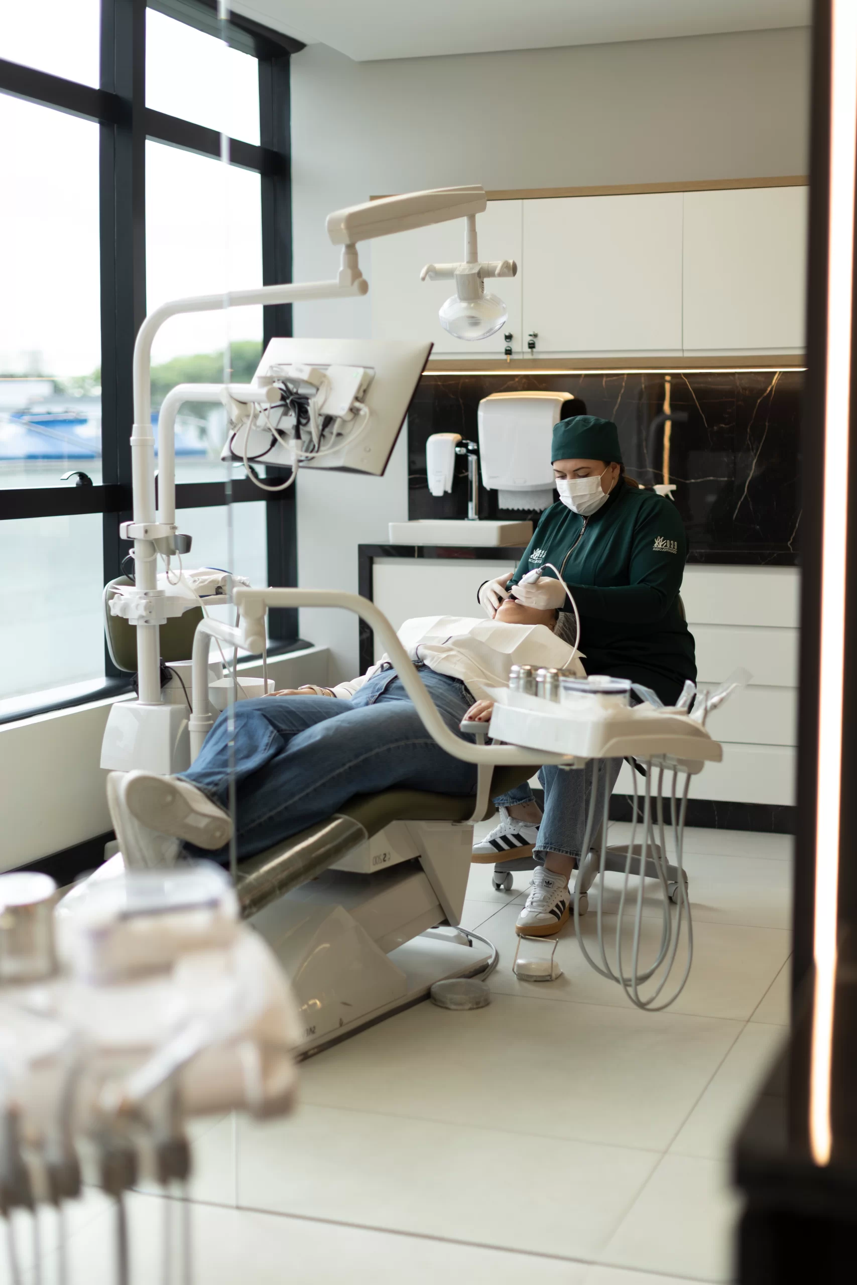 Na clínica Eco Odontologia, uma dentista especializada realiza um atendimento ortodôntico de precisão, utilizando tecnologia de ponta para garantir o alinhamento perfeito do sorriso. A imagem destaca o cuidado individualizado e o uso de recursos modernos em um consultório sofisticado e acolhedor no Eco Medical Center, em Curitiba. O foco na harmonia facial e no equilíbrio da mordida reforça o compromisso da clínica com a saúde bucal e o bem-estar duradouro, proporcionando aos pacientes um tratamento eficiente, confortável e com resultados estéticos de excelência.