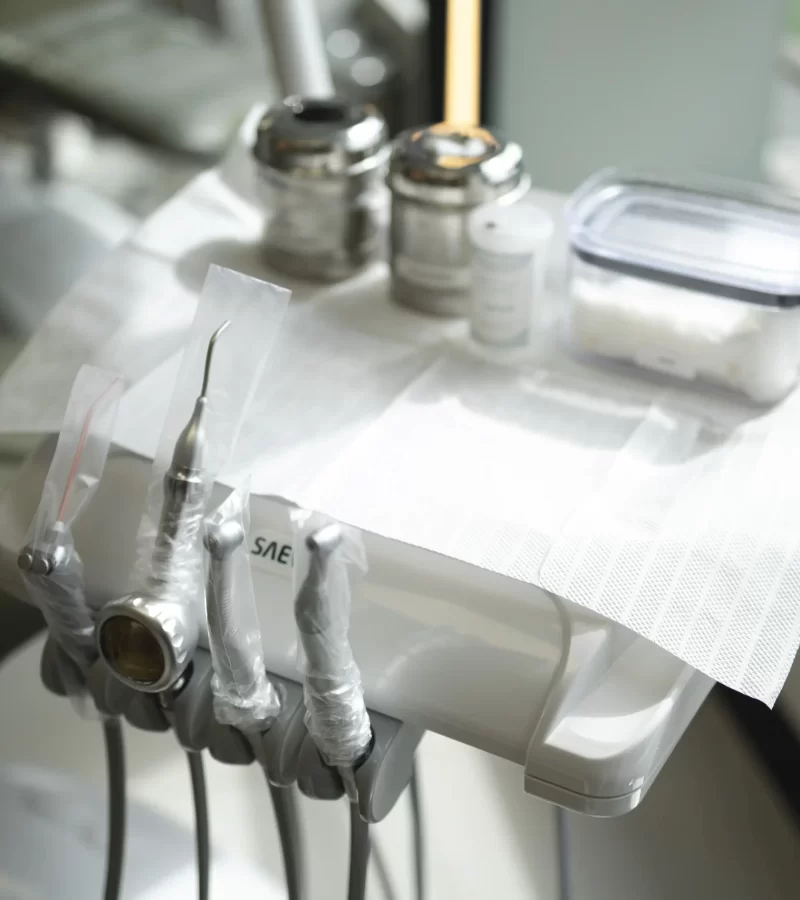 Detalhe técnico da bancada de trabalho na clínica Eco Odontologia, exibindo instrumentos odontológicos de alta precisão devidamente esterilizados e protegidos por embalagens plásticas descartáveis. A imagem enfatiza o rigoroso protocolo de biossegurança e higiene da clínica, garantindo um ambiente estéril e seguro para cada paciente. O foco nos equipamentos modernos e na organização impecável reafirma o compromisso da Eco Odontologia com a excelência técnica e a proteção total da saúde bucal em todos os procedimentos realizados.